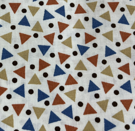 Tissu coton petits triangles sur fond blanc